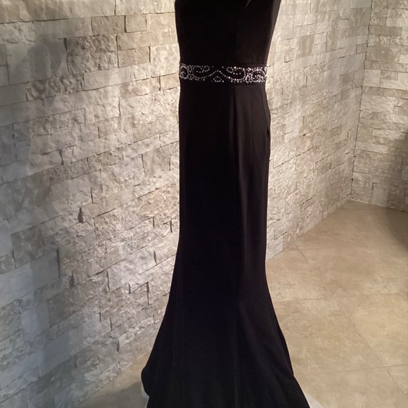 Betsey & Adam Off-The-Shoulder Mermaid Gown - Picture 7 of 13